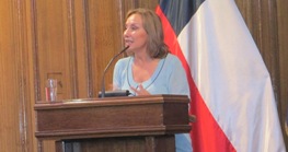 Primera dama inicia talleres de ACHS en apoyo a damnificadas por incendio en valparaíso