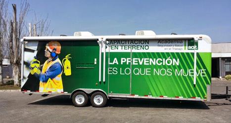 Desastres simulados: el camion de la ACHS que recorre chile representando accidentes laborales