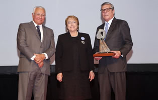 Fernán gazmuri recibe distinción de asimet como mejor empresario del año