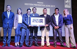 Dust a side chile y tricahue recibieron el premio gestión preventiva ACHS que entrega junto a la fundación carlos vial espantoso