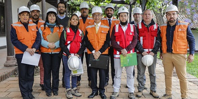 La ACHS y universidad andrés bello realizan caminata de seguridad en campus casona las condes