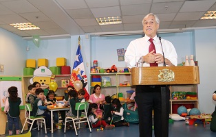 Presidente piñera firma proyecto de ley de sala cuna universal en instalaciones de la ACHS