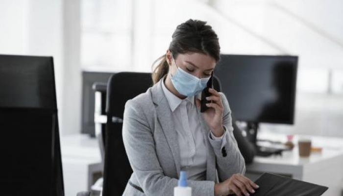 Pese a medidas implementadas por empresas: el cuidado de niños y ancianos es la principal barrera al empleo femenino