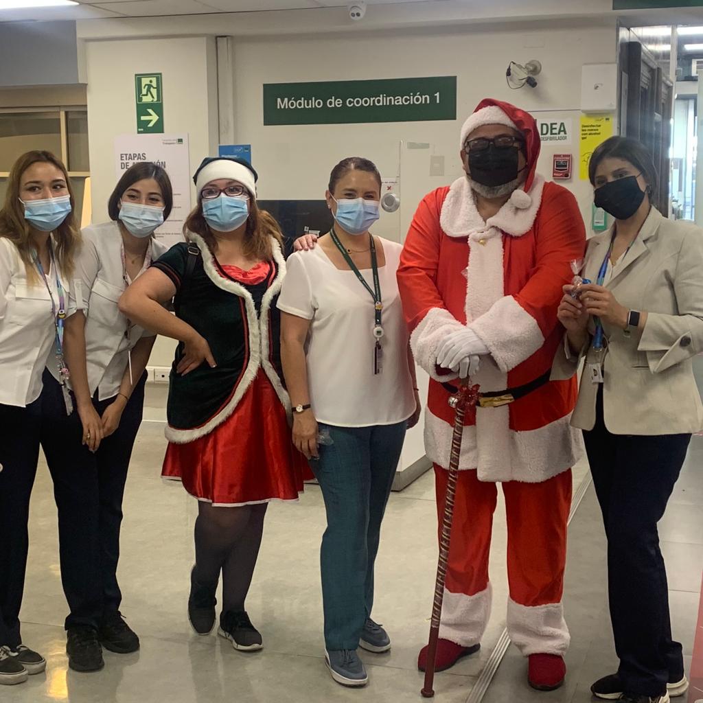 El Viejito Pascuero y su ayudante celebraron la Navidad en el Hospital del Trabajador ACHS para agradecer el trabajo del personal de salud