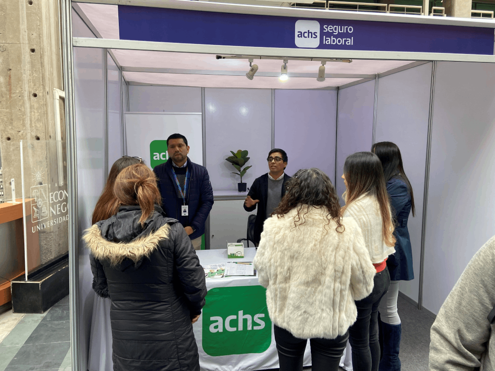 La Achs colabora activamente en feria laboral de la U. de Chile