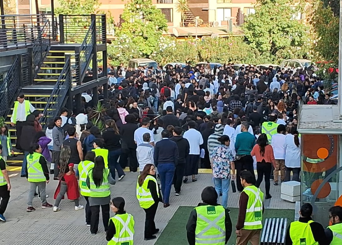 UDLA refuerza su cultura preventiva con masivo simulacro en RM y Viña del Mar