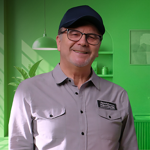 Hombre sonriente señala la pantalla en campaña de Achs Seguro Laboral para empresas y pymes con dos o más trabajadores.