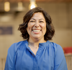 Mujer sonriente representa la opción de adhesión a Achs Seguro Laboral para empleadores de trabajadores de casa particular.